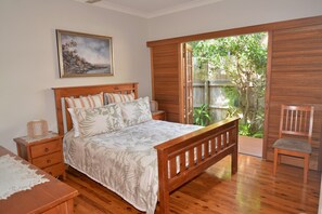 2 habitaciones, escritorio y tabla de planchar con plancha