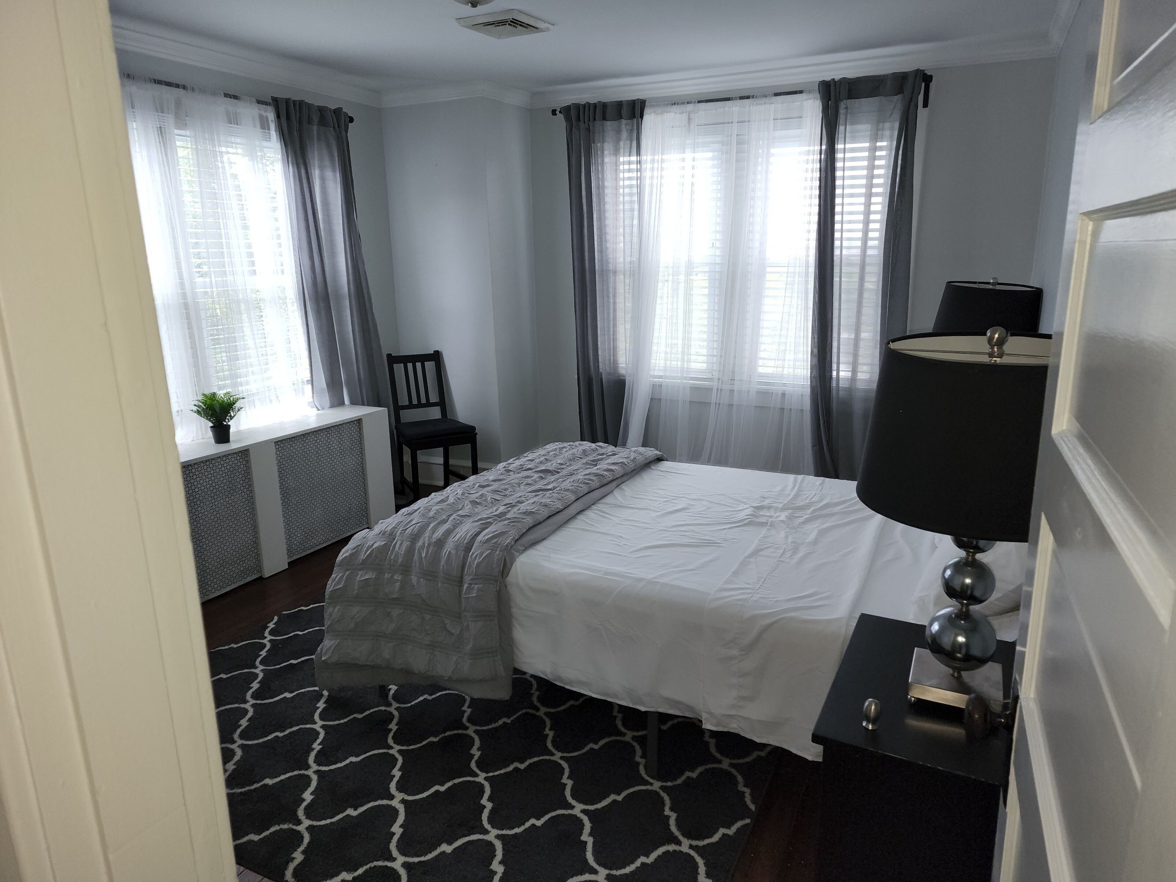 3 bedrooms, desk, iron/ironing board, travel crib