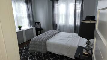 3 bedrooms, desk, iron/ironing board, travel crib