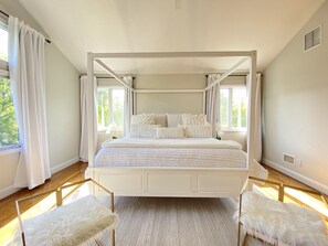 5 bedrooms, desk, iron/ironing board, free WiFi