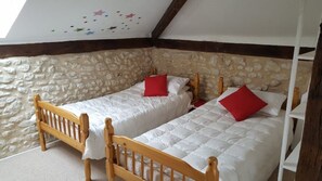 4 quartos, ferros/tábuas de passar roupa, berço de viagem, Wi-Fi