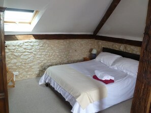 4 bedrooms, iron/ironing board, travel crib, WiFi - Hillside Farmhouse With 12m x 6m Pool In Panoramic Countryside. (Grand-Brassac)