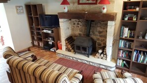 Smart TV, fireplace, video games - Hillside Farmhouse With 12m x 6m Pool In Panoramic Countryside. (Grand-Brassac)