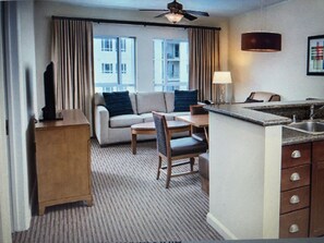 Living area - Oceanside Pier Beach Resort (Oceanside)