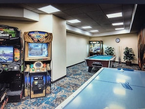 Game room - Oceanside Pier Beach Resort (Oceanside)