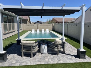 Una piscina al aire libre, una piscina climatizada