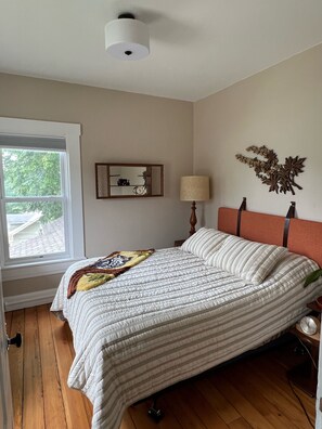 1 camera, una cassaforte in camera, una scrivania, culla da viaggio