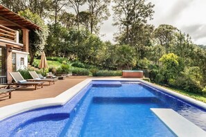 Piscine intérieure, piscine extérieure