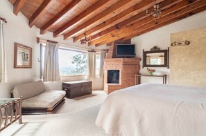 4 bedrooms, desk, iron/ironing board, free WiFi
