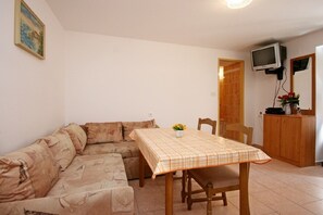 Dining - 100 metres to the beach (Baska)