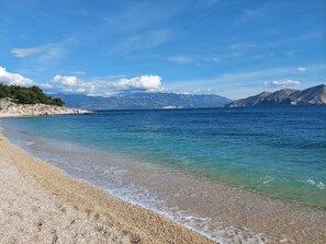 På stranden
