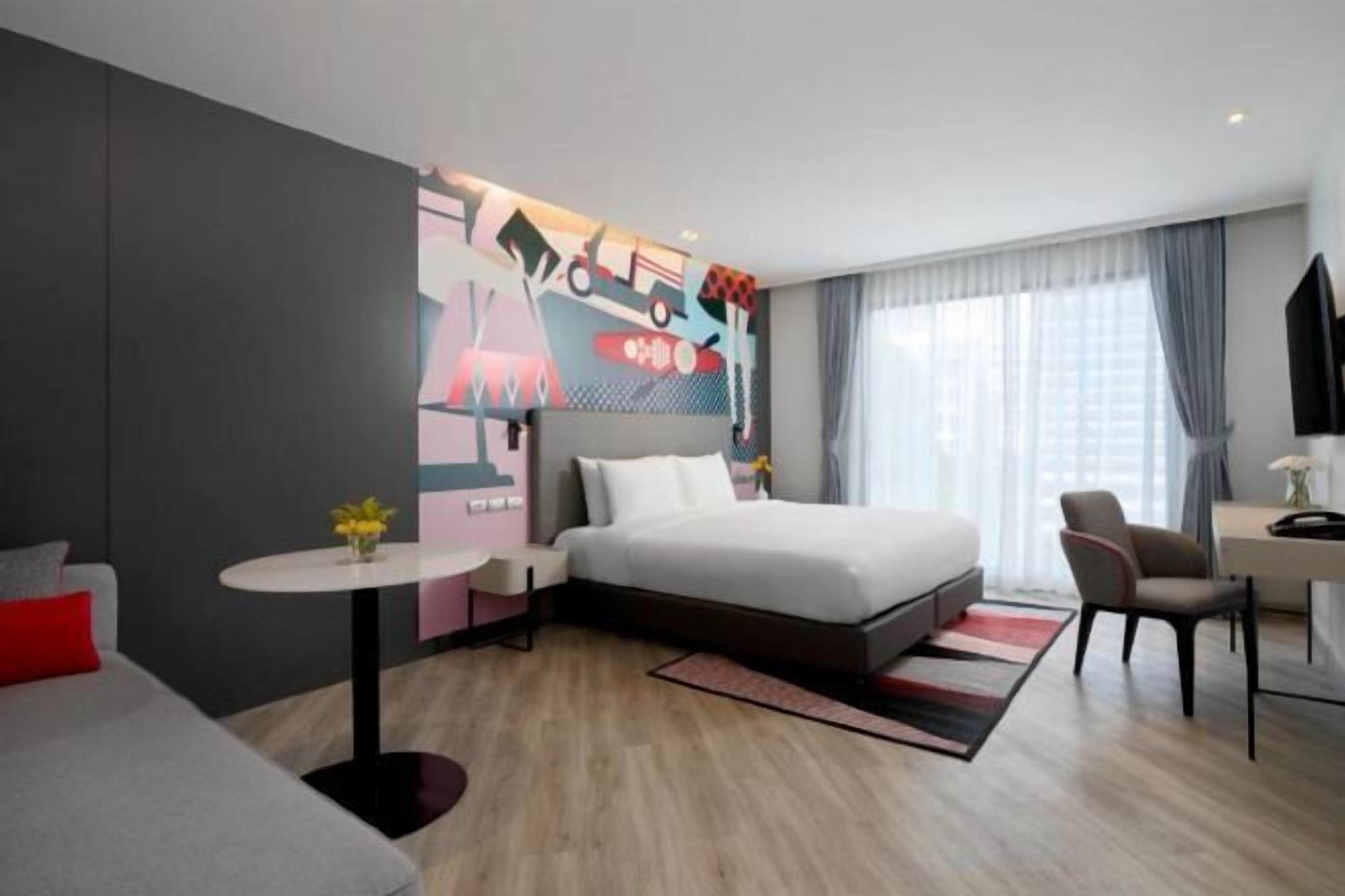 Minibar, in-room safe, desk, laptop workspace