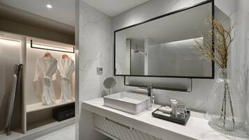 Studio Deluxe | Salle de bain | Douche, douche à « effet pluie », articles de toilette écologiques