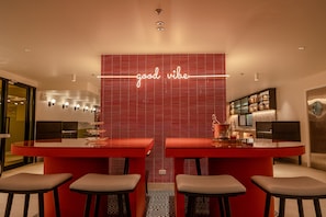 Sarapan prasmanan setiap hari (THB 353.1 per orang)