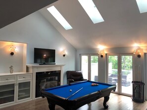 Game room - Private lakefront gateway on Lake Simcoe (Innisfil)