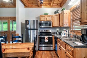 Fridge, microwave, oven, stovetop - LOCATION*PET FRIENDLY*NEAR ATTRACTIONS*HOT TUB (Pigeon Forge)