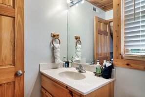 Douche, serviettes fournies, savon, papier toilette
