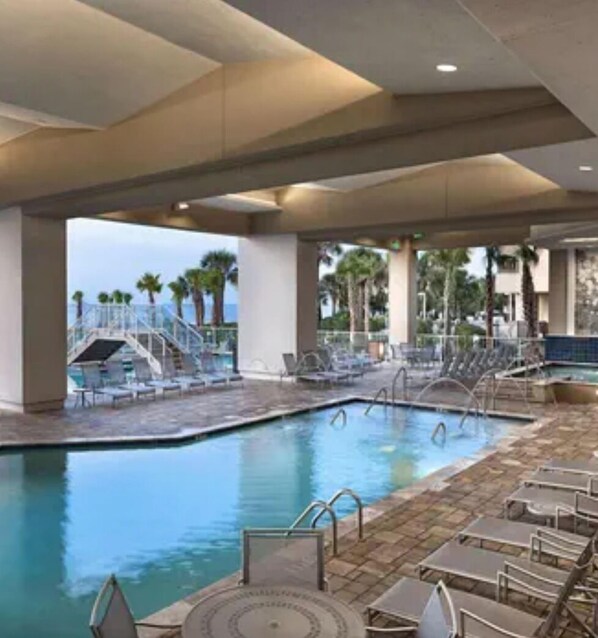 Alberca techada y alberca al aire libre