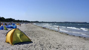 Ranta lÀhistöllÀ, aurinkotuoleja