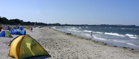 Nær stranden og solsenger