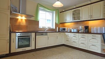 JÀÀkaappi, mikroaaltouuni, uuni, liesi