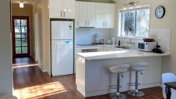 Een koelkast, een magnetron, een oven, een koffiezetapparaat/waterkoker