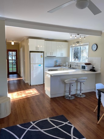 Fridge, microwave, oven, coffee/tea maker. Secluded accommodation in close proximity to the picturesque township of Bright.