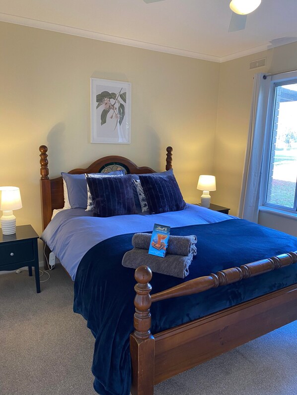 2 bedrooms, travel cot, free WiFi, bed sheets