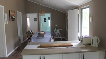 Regadera, secadora de cabello, toallas, jabón