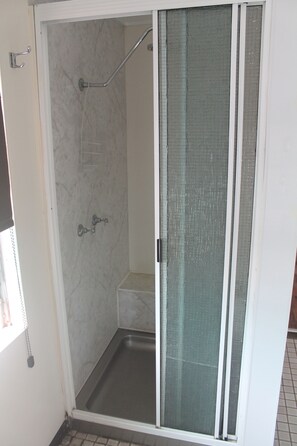 Dusche, Haartrockner, HandtĂŒcher, Seife
