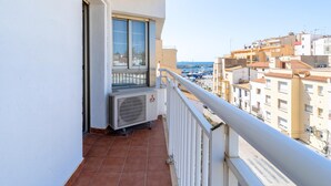 Un balcón con vistas a un puerto deportivo y edificios.