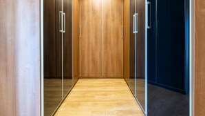 Un ascensor moderno con paredes y suelo de madera.