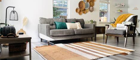 Smart TV, reproductor de DVD, biblioteca musical y oficina