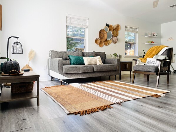 Smart TV, DVD player, biblioteca musical, escritórios