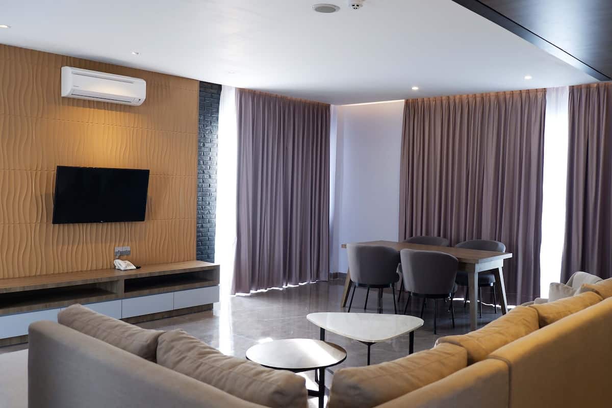 Chambre Présidentielle, piscine privée, en front de mer | Coin séjour