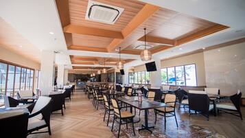 Sarapan prasmanan setiap hari (IDR 150000 per orang)