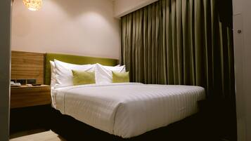 Hypo-allergenic bedding, minibar, in-room safe, desk