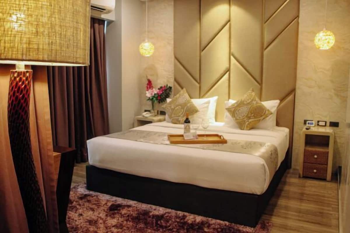 Hypo-allergenic bedding, minibar, in-room safe, desk