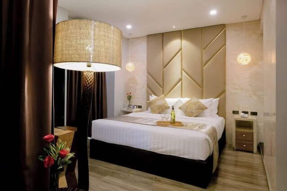 1 bedroom, hypo-allergenic bedding, minibar, in-room safe