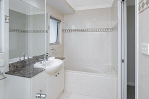 Bathtub - Paradise on the Promenade! (Port Macquarie)