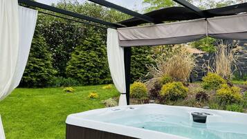 Tina de hidromasaje al aire libre