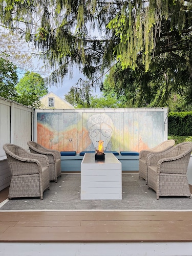 VINTAGE VIBES - HOT TUB - KING BED - COTTAGE ABODE