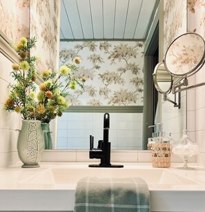 Secador de cabelo, toalhas de banho, sabonete, shampoo