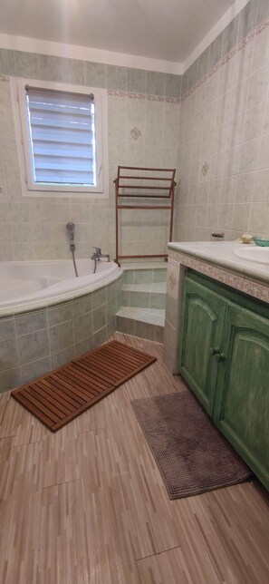 Badekar, hårtørrer, håndklæder, Toiletpapir