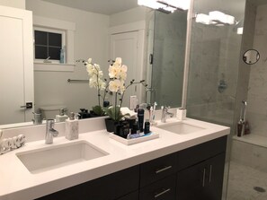 Doccia, asciugacapelli, bidet, asciugamani