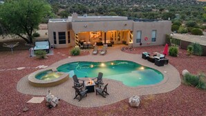 Uma casa com piscina, móveis de exterior e um espaço de varanda.