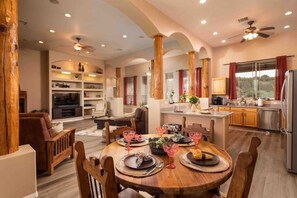 Smart-TV, Kamin, Bücher, Stereoanlage