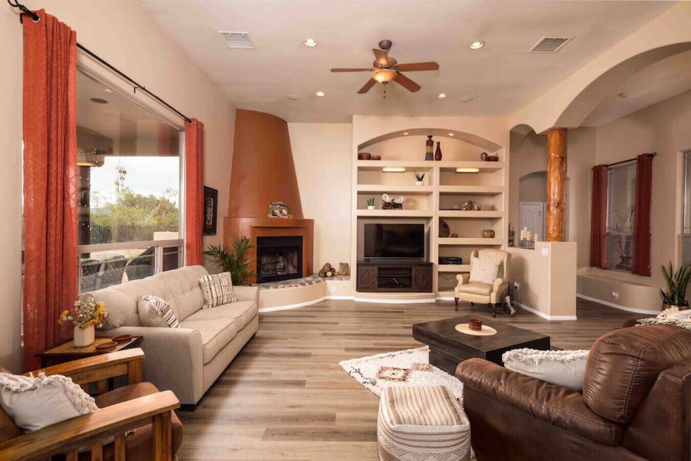 Een smart-tv, een open haard, boeken en een stereo