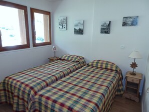 A room with two beds, a window, and wall art. - 3-room apartment, 6 people, Southeast balcony in Valloire (Valloire)