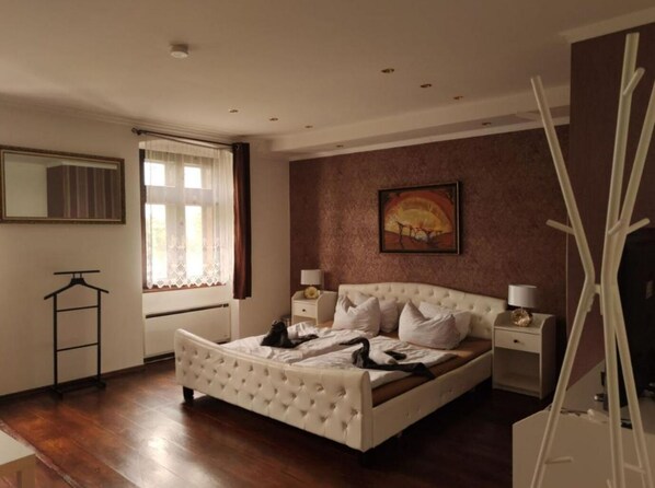 3 Schlafzimmer, Schreibtisch, kostenloses WLAN, Bettwäsche